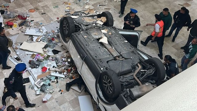 CDMX: Coche cae desde un tercer piso en Plaza Lilas en Cuajimalpa