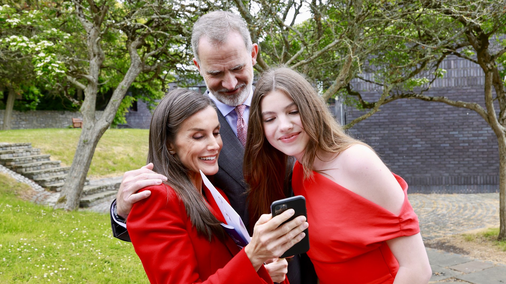 La emotiva felicitación de la Princesa Leonor a la Infanta Sofía por su  graduación