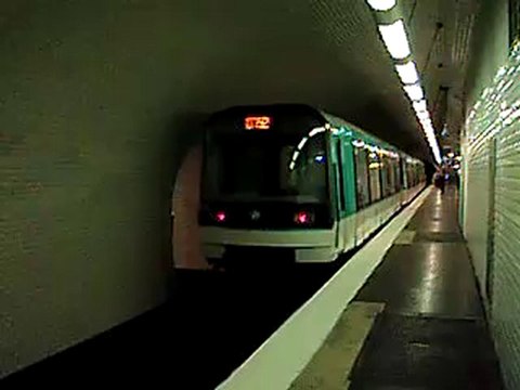MF88 : Arrivée à la station Botzaris sur la ligne 7bis du métro parisien