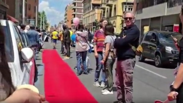 Bologna, il flash mob di protesta dei ciclisti in via Murri: «Qui niente ciclabile, simbolo della Città 30 incompiuta»