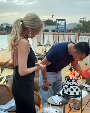 Κατερίνα Καινούργιου - Το φιλί με τον Παναγιώτη Κουτσουμπή στα γενέθλιά του