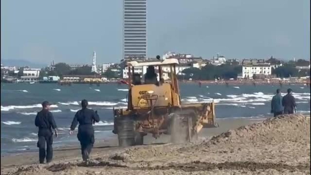 Bagnante travolta da una ruspa, il video dei rilievi dei carabinieri in spiaggia a Pinarella di Cervia