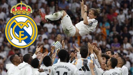 Luka Modric es alzado en hombros por sus compañeros del Real Madrid en medio de su despedida