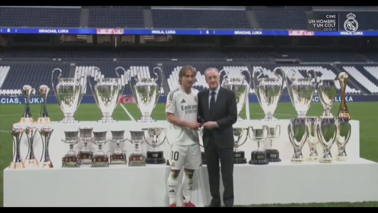 Florentino y Modric posan con todos los títulos conseguidos por el croata