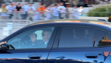 Baño de masas de Ancelotti saliendo con su coche por última vez del Bernabéu