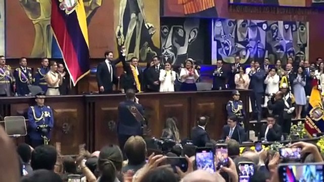 Noboa promete salvar a Ecuador de las mafias al juramentar para un segundo mandato