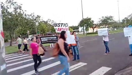 Família protesta em frente ao HU após a morte do pequeno Anthony Nadson de 3 meses: "Ele não merecia estar naquele caixão"