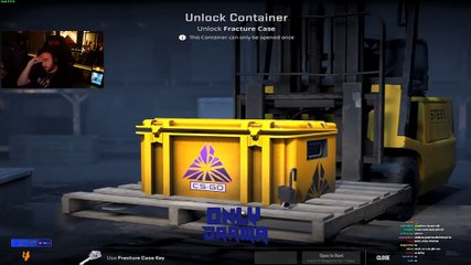 wtcN, canlı yayında bıçak çıkardı.