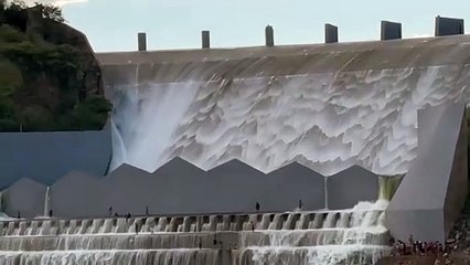 Açude Orós sangra com lâmina d'água de 16 centímetros