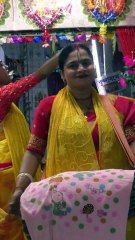 শিল্পী আসলে ইশারায় কি বোঝাতে চাইল