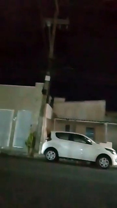 Morador da Rua do Prado, em Patos, solicita troca de lâmpada queimada em poste há quase dois meses