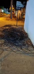 Morador reclama de acúmulo de fios em calçadas após troca de postes na rua Manoel Torres, em Patos; Energisa emite nota