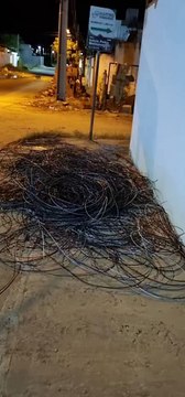 Morador reclama de acúmulo de fios em calçadas após troca de postes na rua Manoel Torres, em Patos; Energisa emite nota