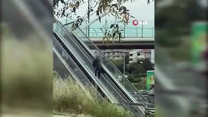 Yürüyen merdiveni adeta lunapark aletine çevirdiler