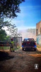 Un incendio de pacas de cereal y vegetación obliga a desalojar una granja escuela en Guadalajara