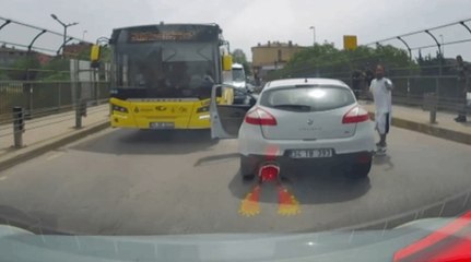 Ataşehir'de trafikte tartıştığı bıçaklı saldırgana yangın tüpüyle karşılık verdi