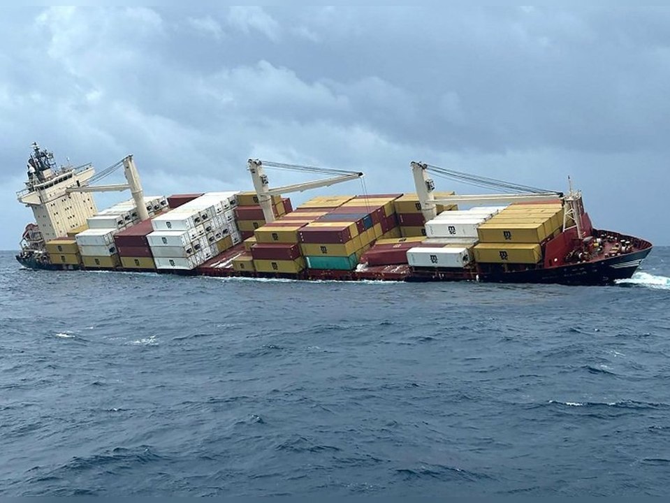 Containerschiff kentert vor Indien - Umweltkatastrophe befürchtet