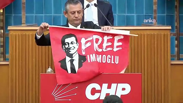 Özgür Özel, yasaklanan Ekrem İmamoğlu pankartını Meclis kürsüsünde açtı