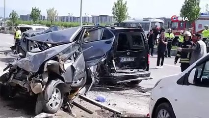 Kontrolden çıkan beton mikseri park halindeki 8 aracı böyle biçti