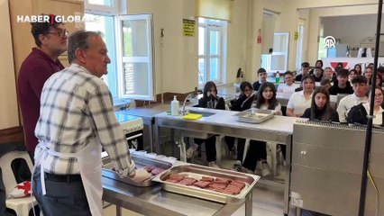 Şef adayı öğrencilere ustasından tescilli Tekirdağ köftesi yapımı