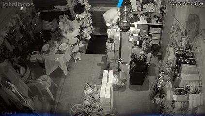 Homem é flagrado invadindo e furtando loja de variedades