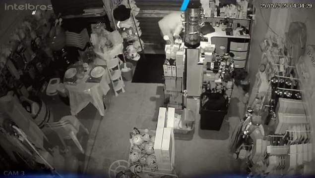 Homem é flagrado invadindo e furtando loja de variedades