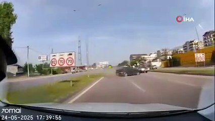 Yolda korku dolu anlar kamerada: Lastiği patladı, karşı şeride uçtu