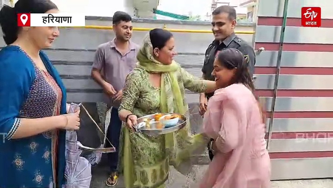 शौर्य चक्र लेकर सोनीपत पहुंचे मेजर आशीष दहिया, मां की झोली में डाला मेडल, पुलवामा में खूंखार आतंकियों का किया था एनकाउंटर