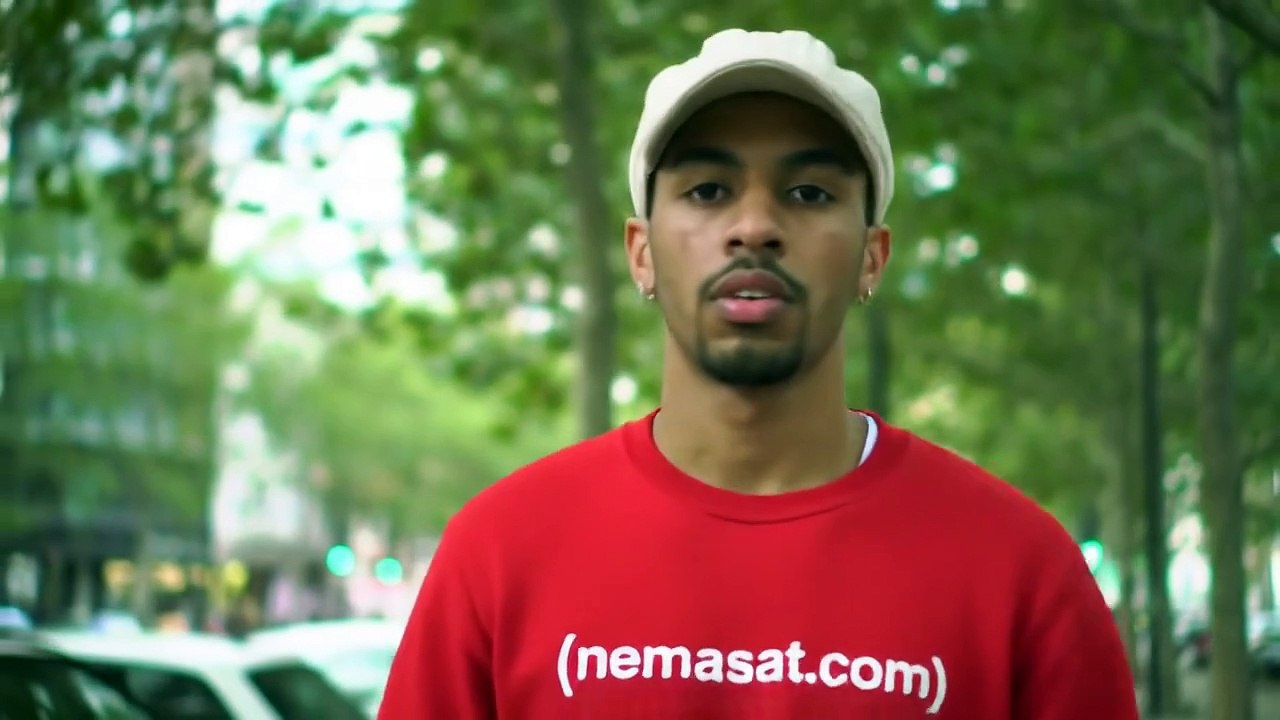 Vidéo_Homme_en_Rouge_et_Casquette