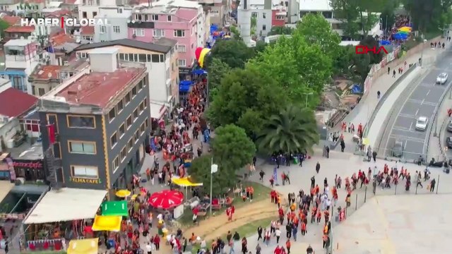 Büyük kutlamaya saatler kaldı: Galatasaray taraftarı şampiyon takımları için Yenikapı'ya akın ediyor