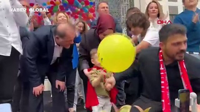 Binlerce insan bir araya geldi, kanseri yenen minik Ali Asaf için balonlar gökyüzüne bırakıldı