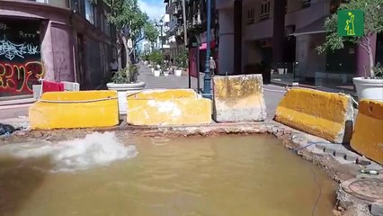 Tubería rota e inundación en la intersección de la calle El Conde y Hostos en la Ciudad Colonial