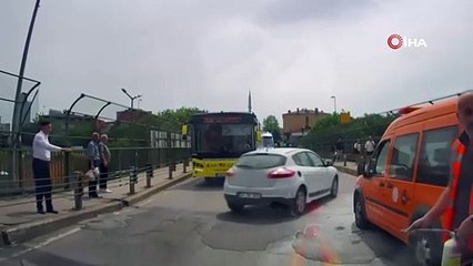 İstanbul'da eli bıçaklı trafik eşkıyasına yangın tüpü müdahale kamerada