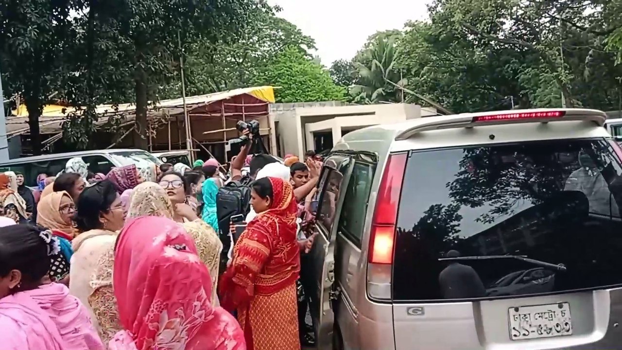 নেতৃত্ব নিয়ে দুই নেত্রী,তুই কে?