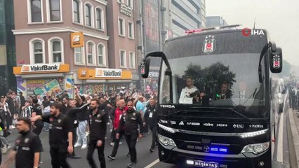 Beşiktaş taraftarından takıma coşkulu karşılama