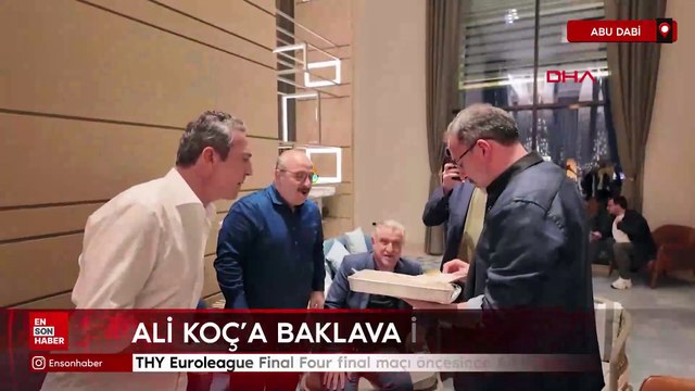 THY Euroleague Final Four final maçı öncesinde Ali Koç'a baklava ikramı