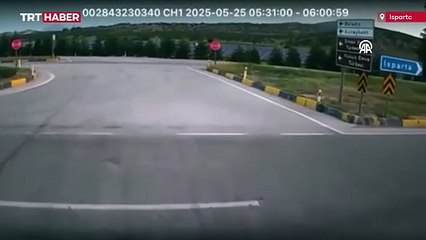 Isparta'da iki otobüsün çarpıştığı kazada 28 kişi yaralandı: Kaza anı kamerada