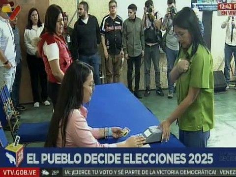 Vpdta. Delcy Rodríguez se suma a la fiesta electoral y ejerce su voto por la soberanía de Venezuela