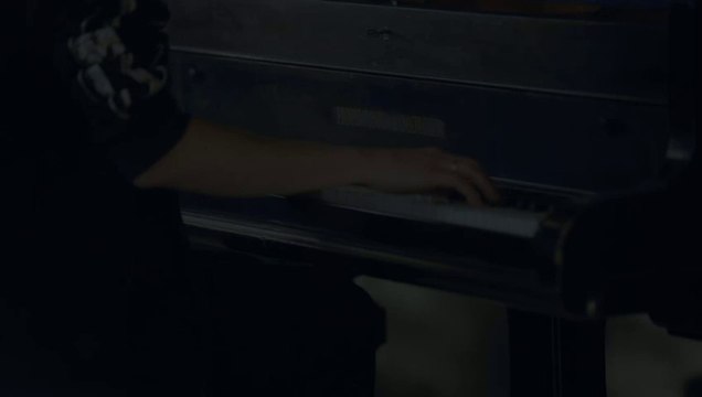 Se Kwamie Livs version af Kim Larsens 'Pianomand' |2015| DR