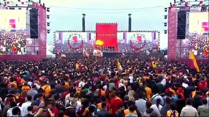 Ebru Yaşar, Galatasaray’ın şampiyonluk kutlamalarında sahne aldı