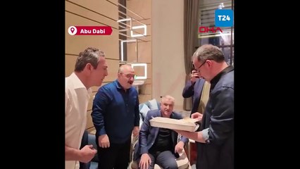 Ali Koç, AKP'li Mustafa Varank'ın elinden baklava yedi