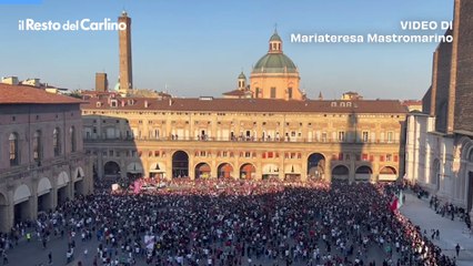 Il pullman del Bologna entra in piazza Maggiore. Video