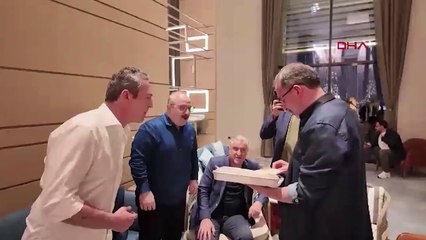 AKP'li Varank, Ali Koç'a eliyle baklava yedirdi!