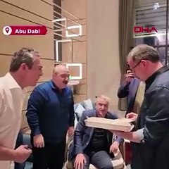 Mustafa Varank okunmuş baklavayı Ali Koç’a yedirdi! Görüntüler sosyal medyada olay oldu