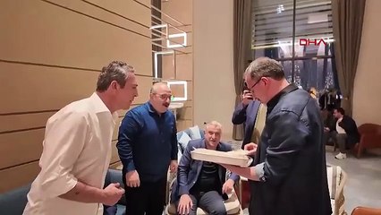 AKP'li Mustafa Varank, Ali Koç'a eliyle baklava yedirdi