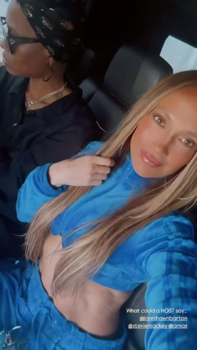 Jennifer Lopez's selfie causes concern before the AMA: too many filters and an ugly cut on her nose