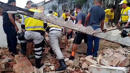 Resgate dramático de trabalhador soterrado em desabamento de galpão