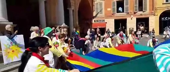 Reggio Emilia, i clown di corsia animano il centro insieme al sindaco Massari