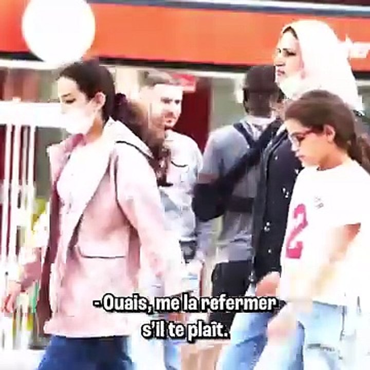 Il dit aux gens de la fermer !