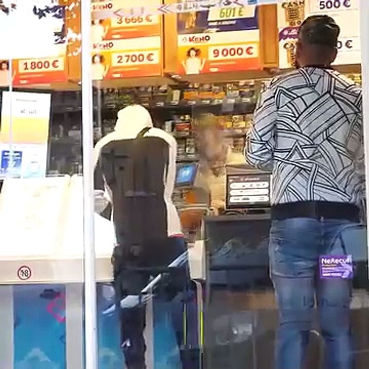 Il vole et paye avec des faux billets 🤯